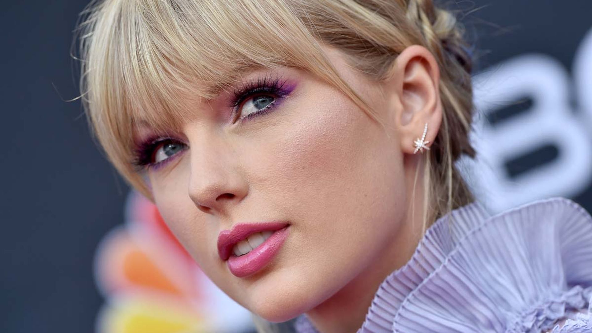 Taylor Swift se convierte en diseñadora de joyas para celebrar el relanzamiento del álbum 'Red'