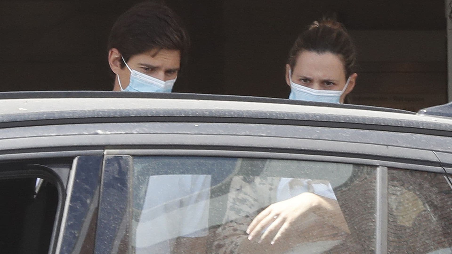 Claudia Osborne y José Entrecanales abandonan el hospital con su hija Micaela en brazos