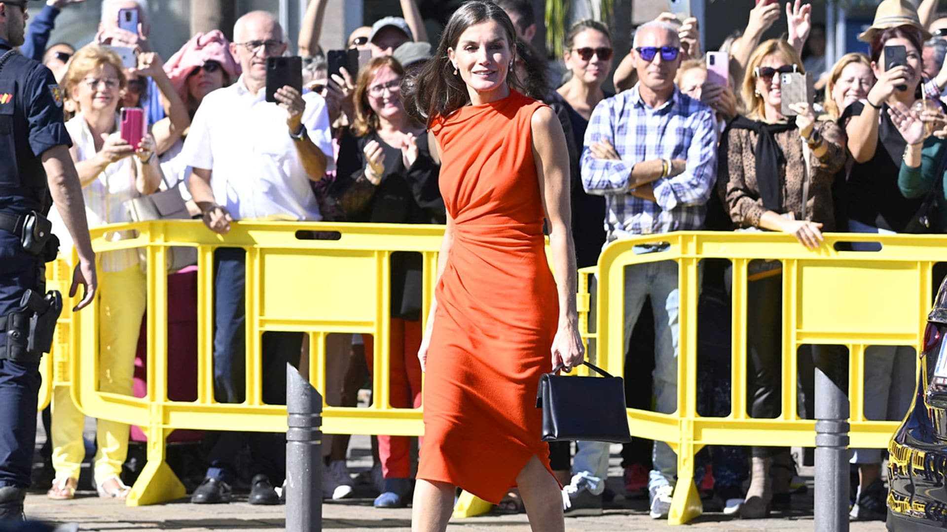 El idilio de la Reina con el vestido exclusivo de Zara que adelantó Marta Ortega