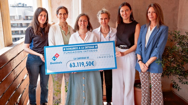 De izquierda a derecha, Marta Casado (Responsable de LSM), Mercedes Sanchez (Vicepresidente de Fundación INTHEOS), Dra. Marta Villa (jefe Clínico. Unidad de Oncología-Hematología Pediátrica y del Adolescente HM Hospitales/CIOCC. Hospital Universitario HM Montepríncipe), 
Maria Jesús Díaz (Responsable LSM), Dra. Mónica Camacho (Hematología y Oncología Pediátrica en el Hospital HM Montepríncipe) y Cristina Hernandez (directora de Fudnación INTHEOS).