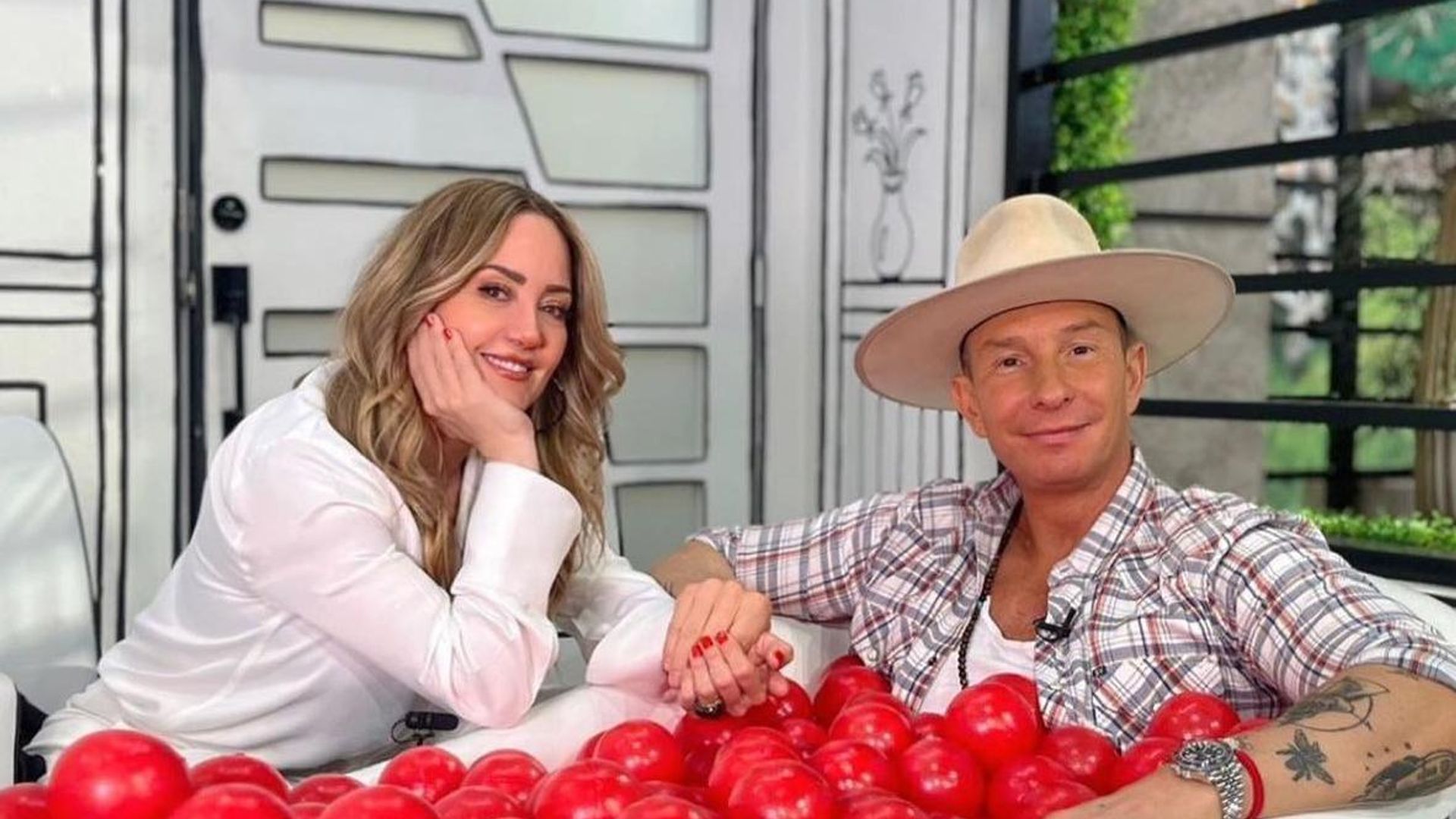 Tras anunciar su ruptura, Andrea Legarreta entrevista a Erik Rubín en televisión