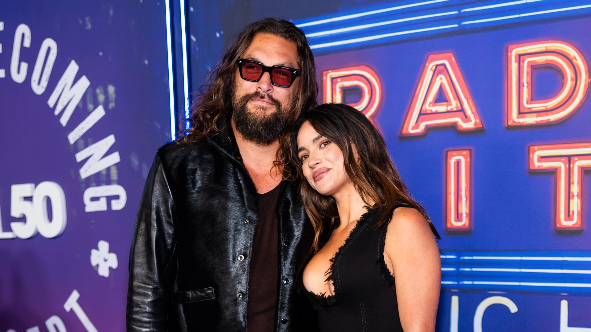 Jason Momoa y la actriz puertorriqueña, Adria Arjona, oficializan su relación posando por primera vez en una alfombra roja