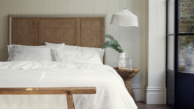 Dormitorio con ropa de cama de color blanco