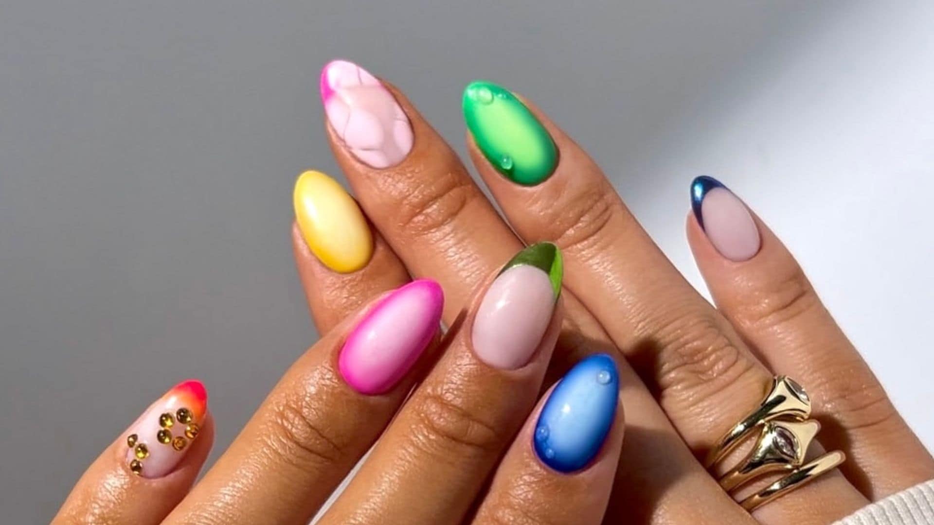 Adiós minimalismo, así es la inesperada tendencia de manicura más atrevida (y colorida) de la temporada