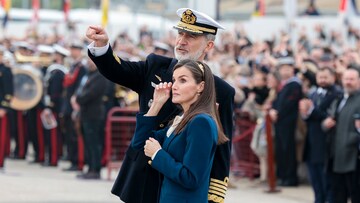 Las lágrimas de la reina Letizia y el orgullo del rey Felipe en la  despedida a Leonor a bordo de Elcano
