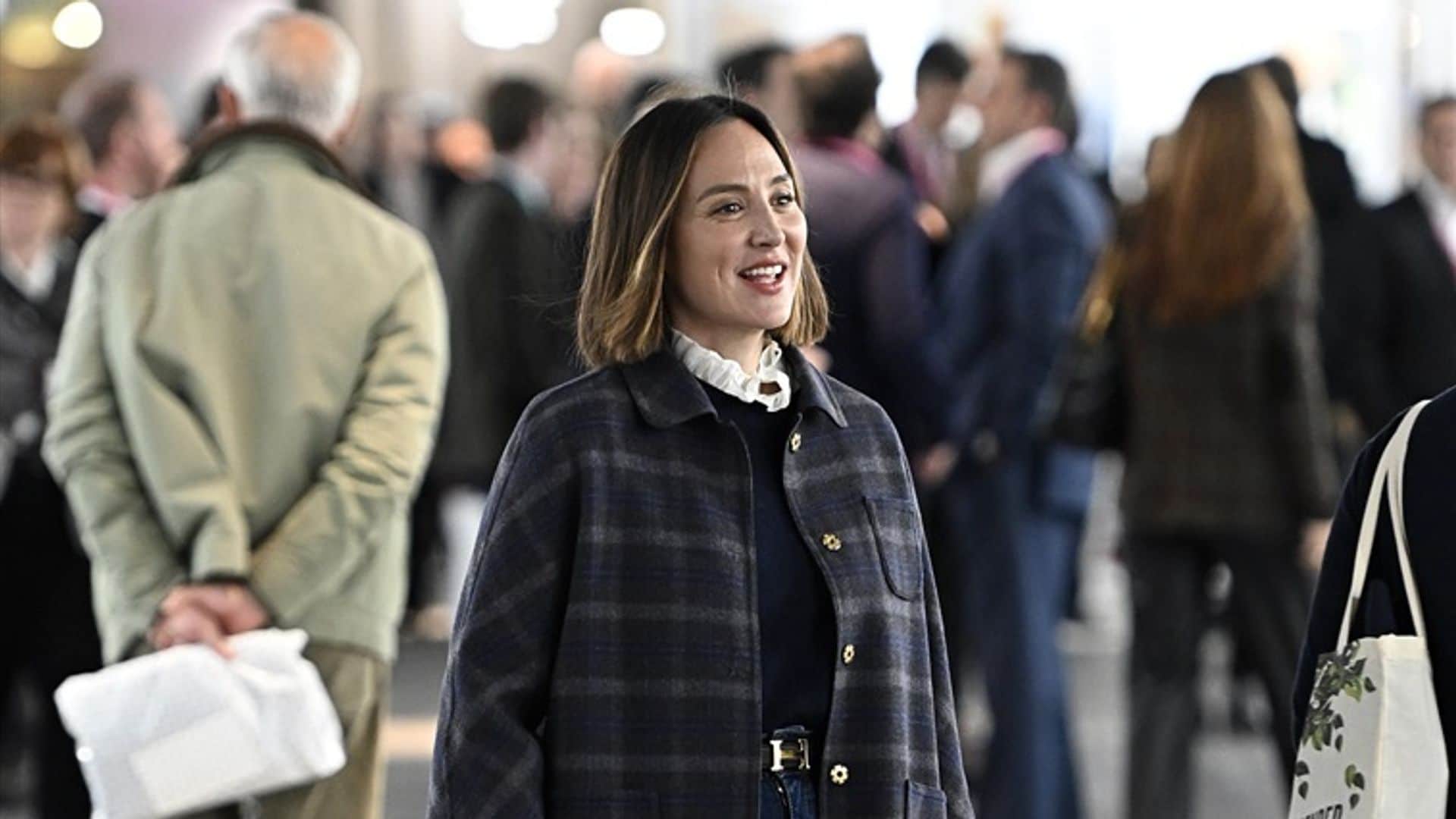 El look de Tamara Falcó con influencia 'Balmoral' es perfecto para estos días lluviosos