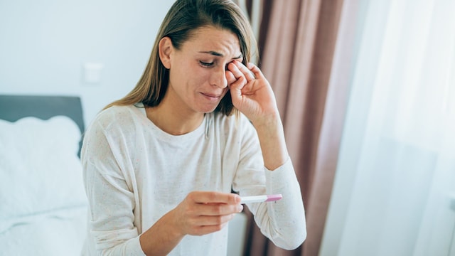 Mujer llora al ver el resutado de un test de embarazo