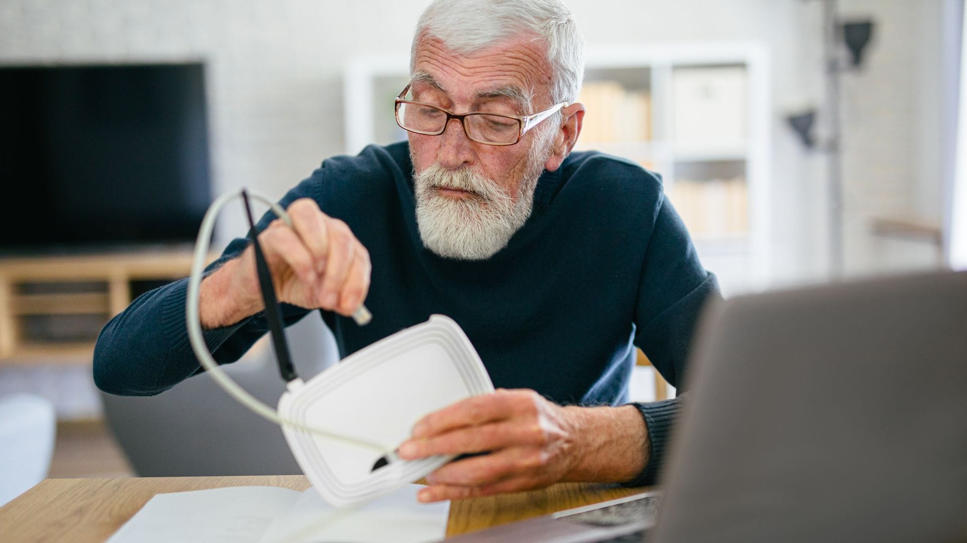 Hombre enchufando el router