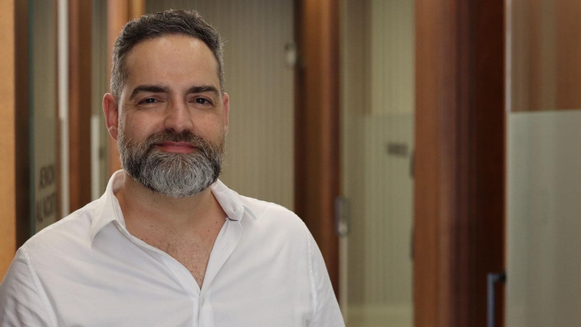 Dr. Javier De Felipe, médico especialista en medicina y cirugía capilar 