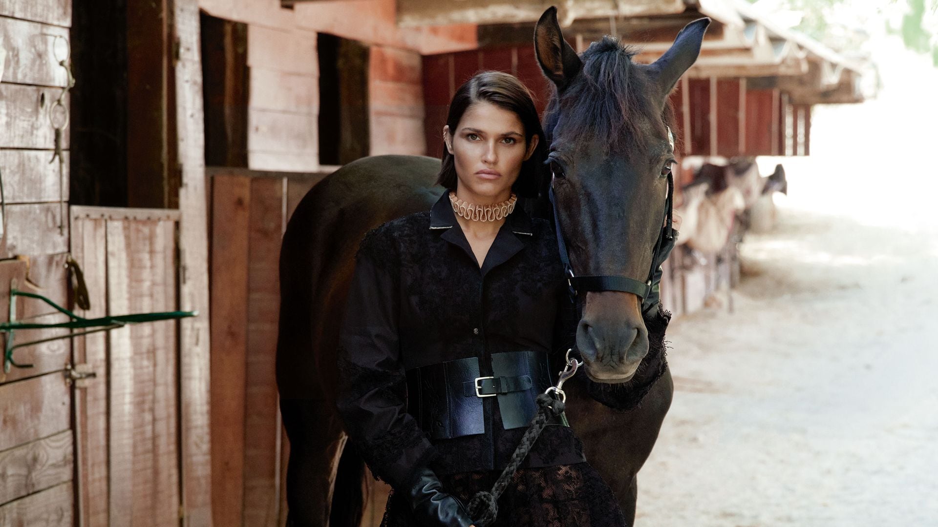Chaqueta, falda y collar, de Dior; cinturón y guantes, de Zara; botas, de Alex Rivière x Aquazzura, y anillo, de Aristocrazy