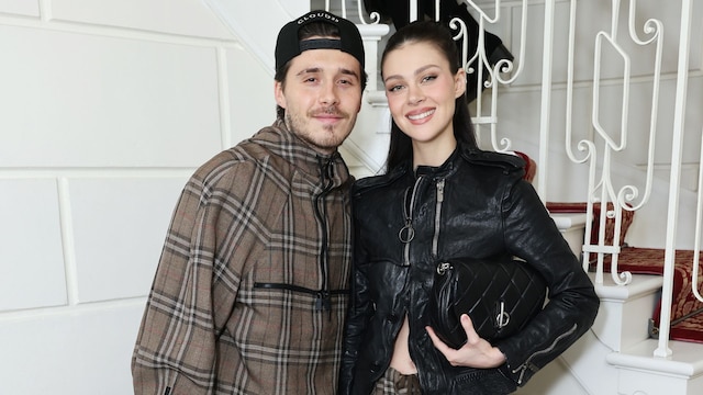 Brooklyn Beckham y Nicola Peltz en el desfile de Burberry en Londres