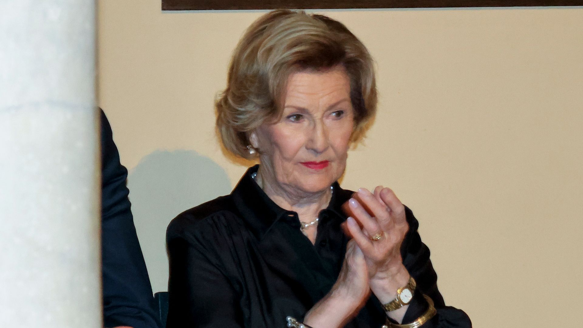 Primeras imágenes de la reina Sonia de Noruega en Málaga tras la muerte de Harald: su primera visita internacional, el emotivo discurso y su nueva etapa lejos de palacio