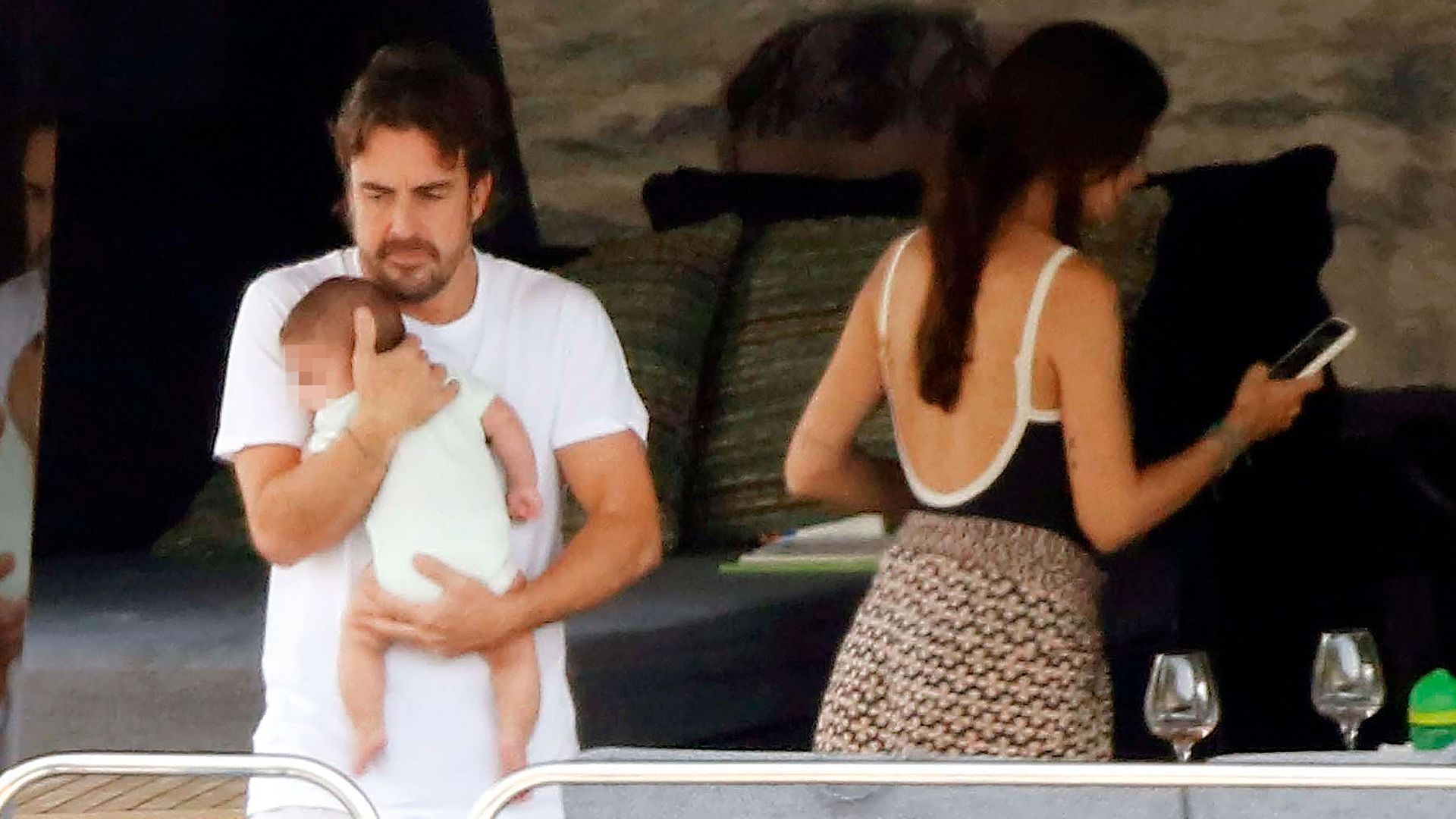 IMÁGENES EXCLUSIVAS: Fernando Alonso y Melissa Jiménez, primeras fotos con su hijo, Leonard, navegando por Mónaco