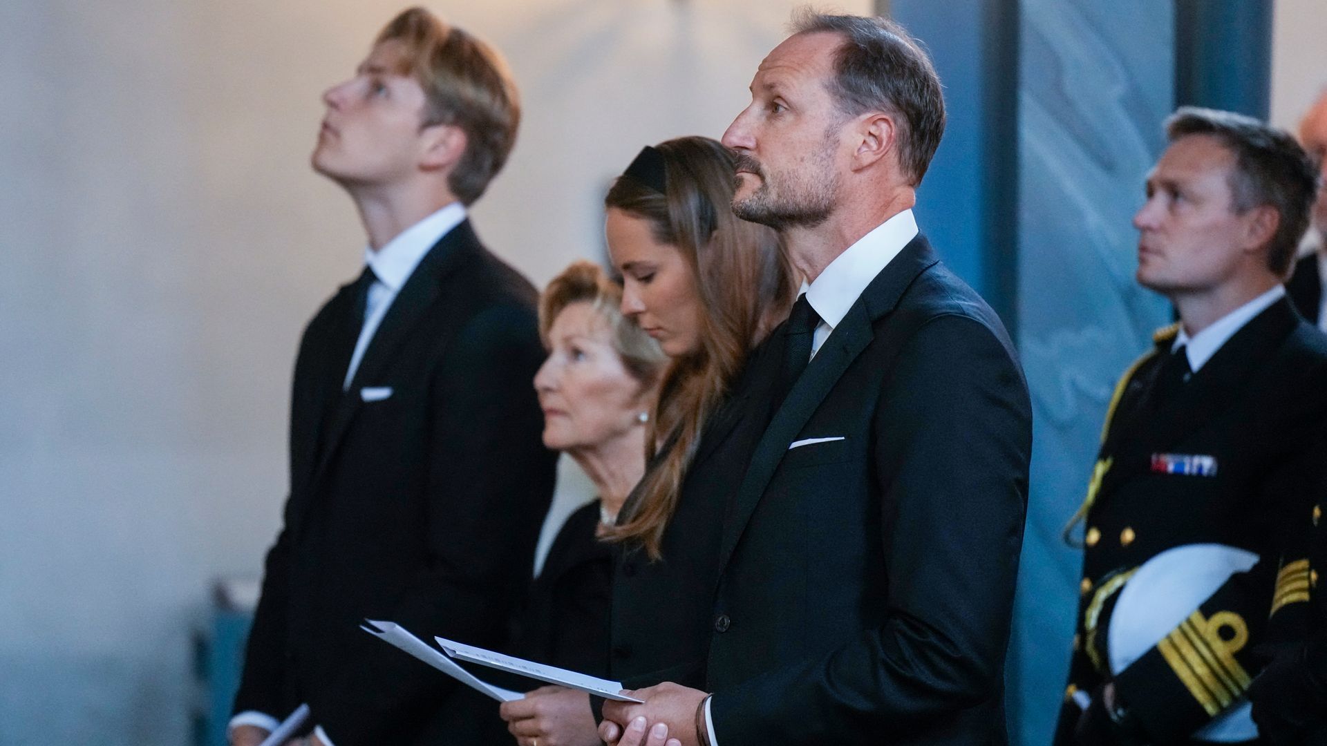 El dolor y la tristeza de la Familia Real nórdica en la primera misa homenaje al rey Harald, marcada por una sonada ausencia