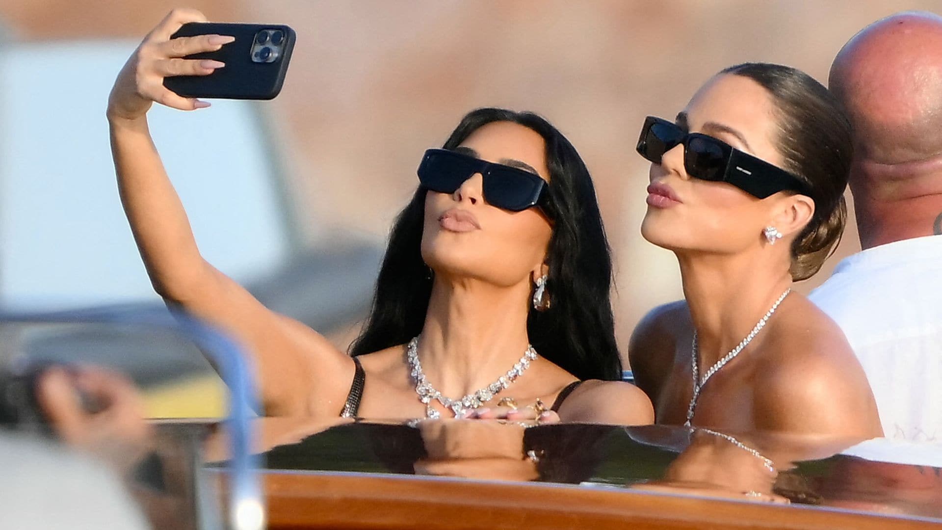 Kim Kardashian arrasa con un 'look' de archivo y diamantes para la boda de Jeff Bezos y Lauren Sánchez