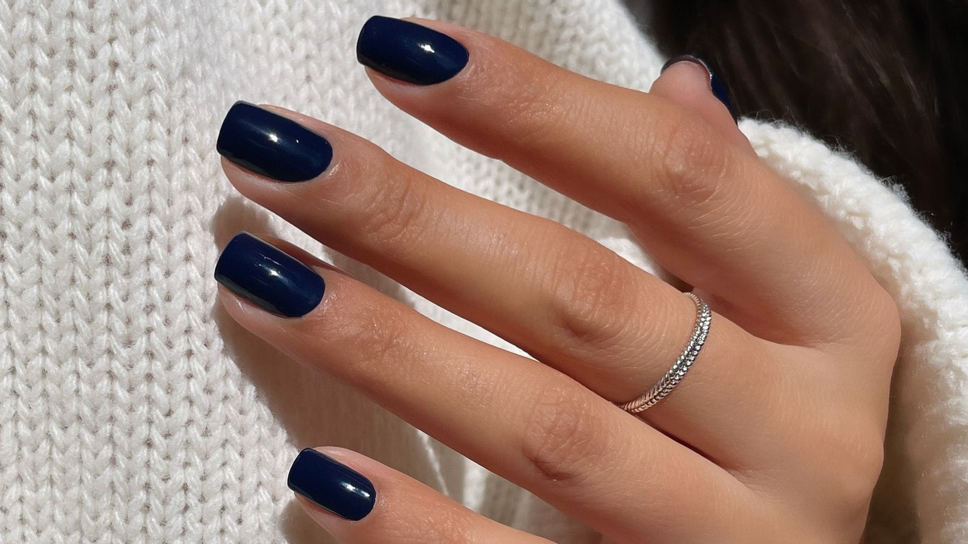 Adiós a las uñas almendradas: la manicura cuadrada es la más elegante y buscada del invierno