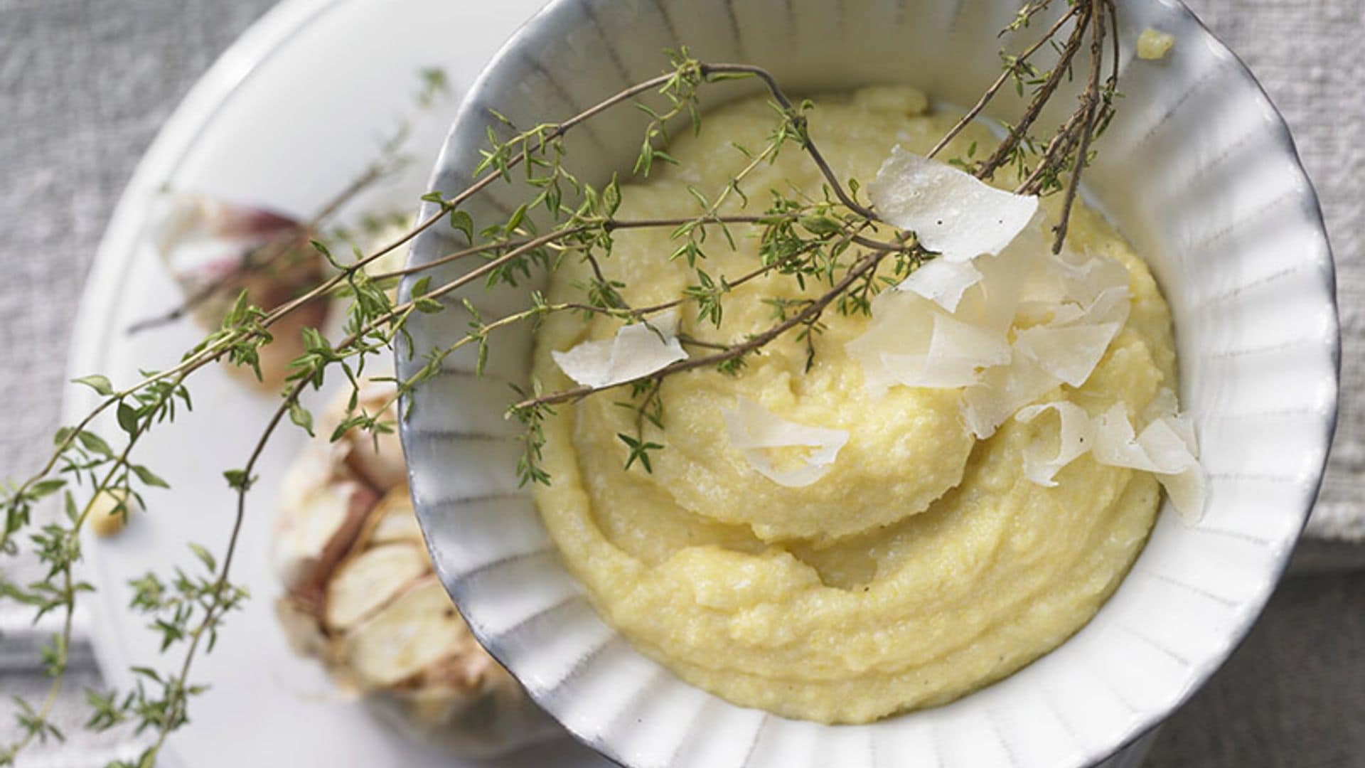 Polenta cremosa con ajo asado y queso Pecorino