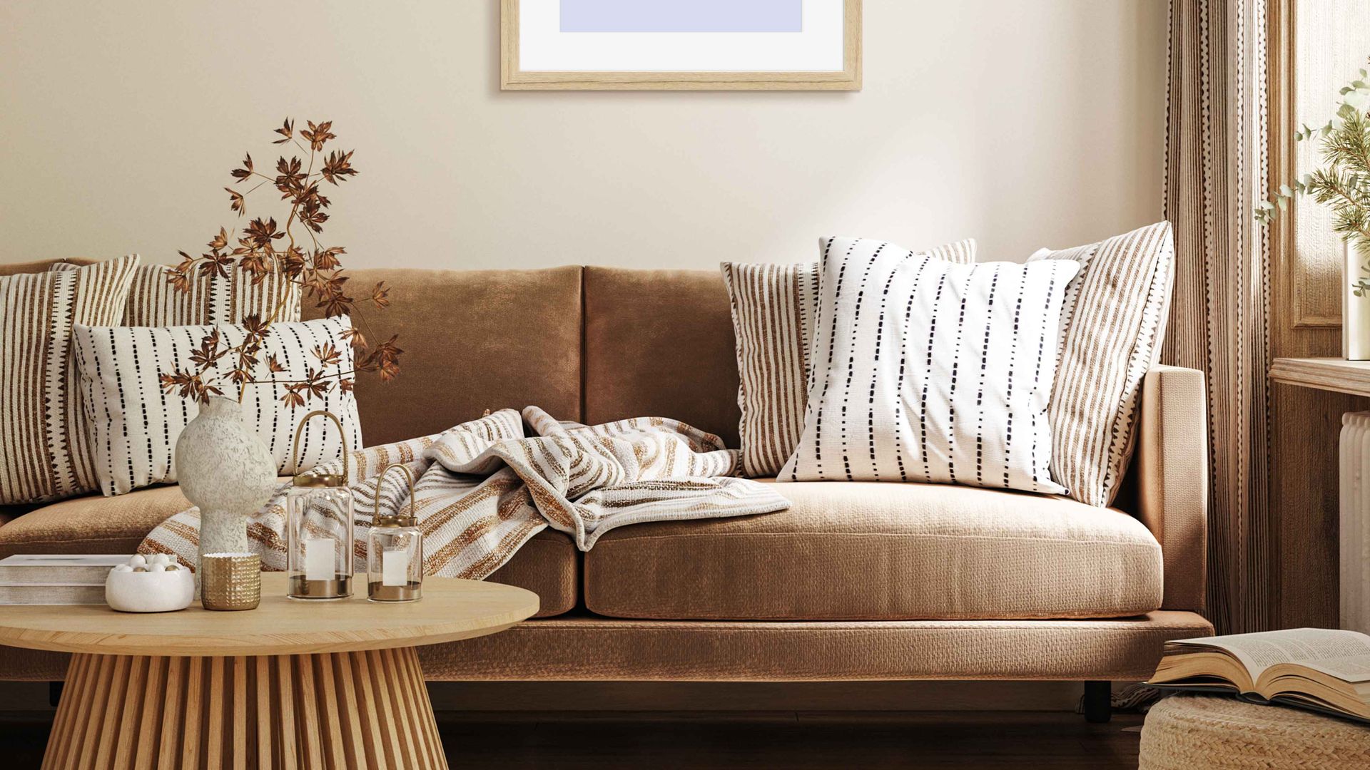 Salón en tonos neutros con sofá marrón claro, cojines en beige con motivos discretos