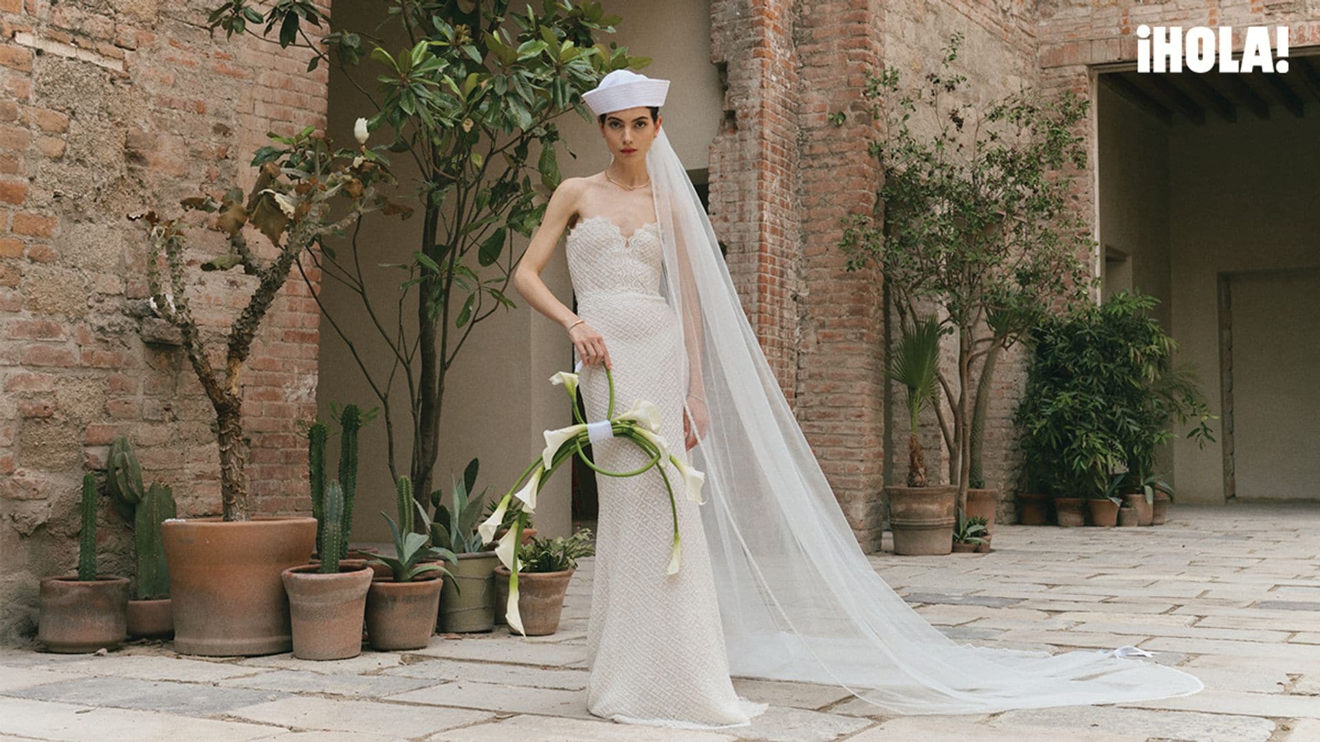 Nuestra protagonista luce deslumbrante con una de las tendencias más fuertes de la temporada: vestidos clásicos acompañados de accesorios que hacen una declaración de estilo y carácter. En esta imagen, lleva vestido y velo de Rosa Clará, joyería de Tiffany & Co. y un ramo de Polen Flores