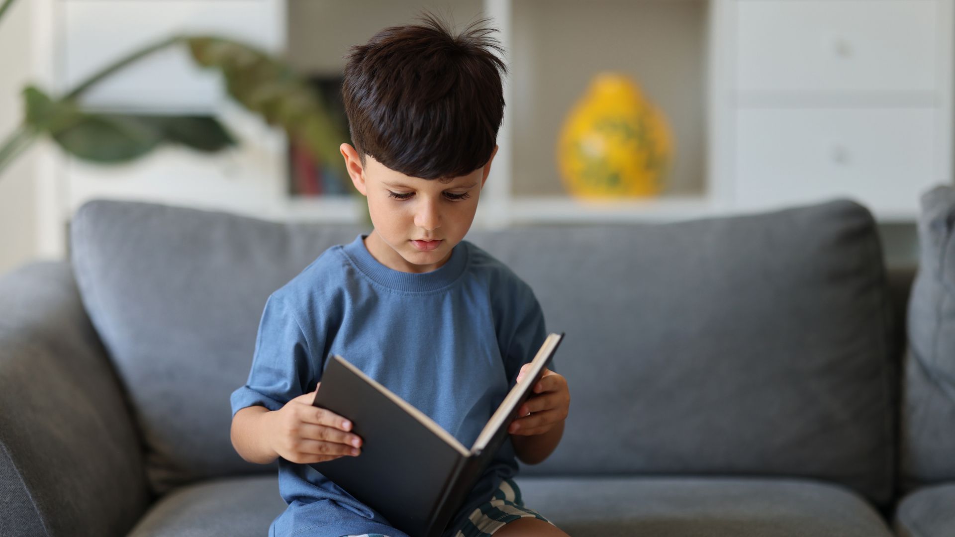 Niño leyendo un libro