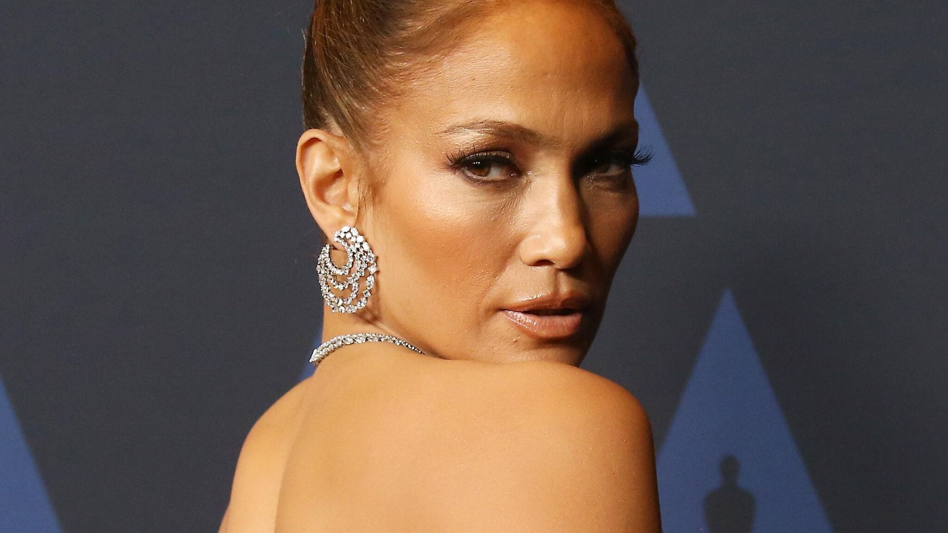 Jennifer Lopez presume de cuerpazo con un revelador traje de baño en su color favorito