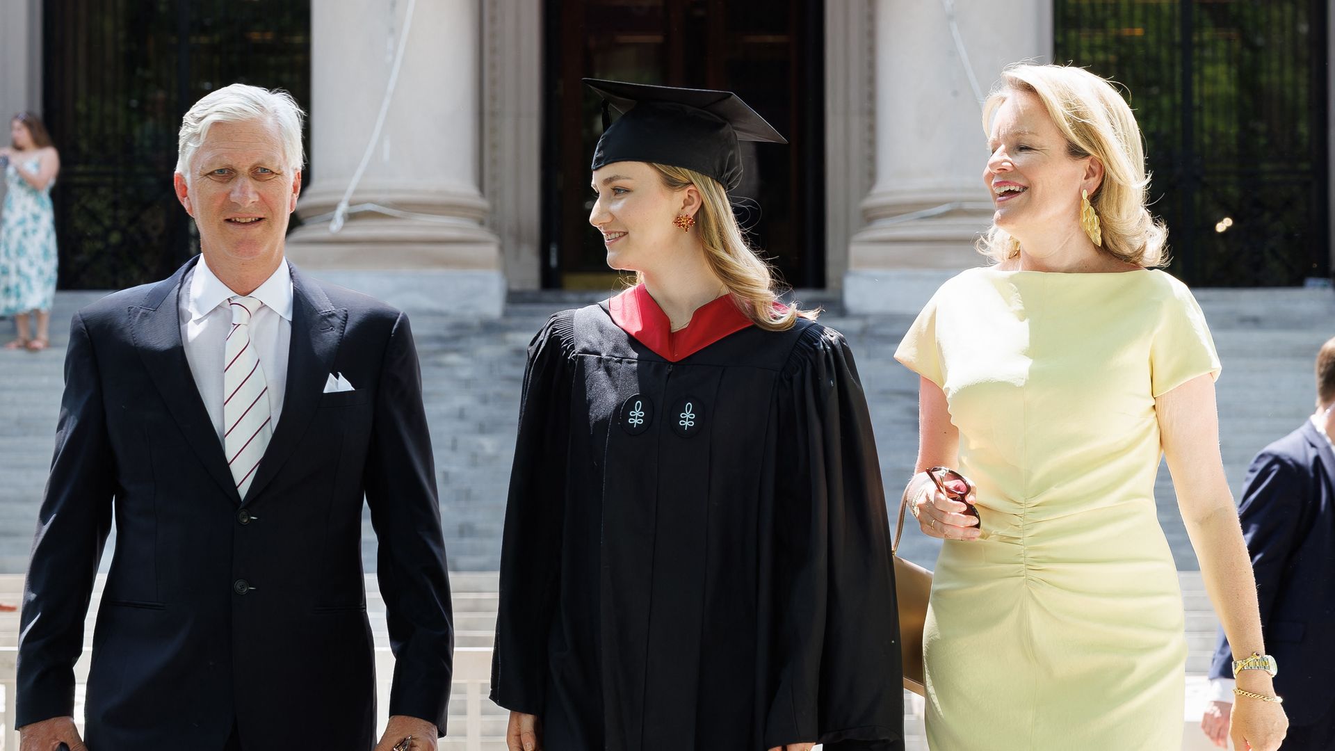 Elisabeth de los belgas, ya graduada, flanqueada por sus padres