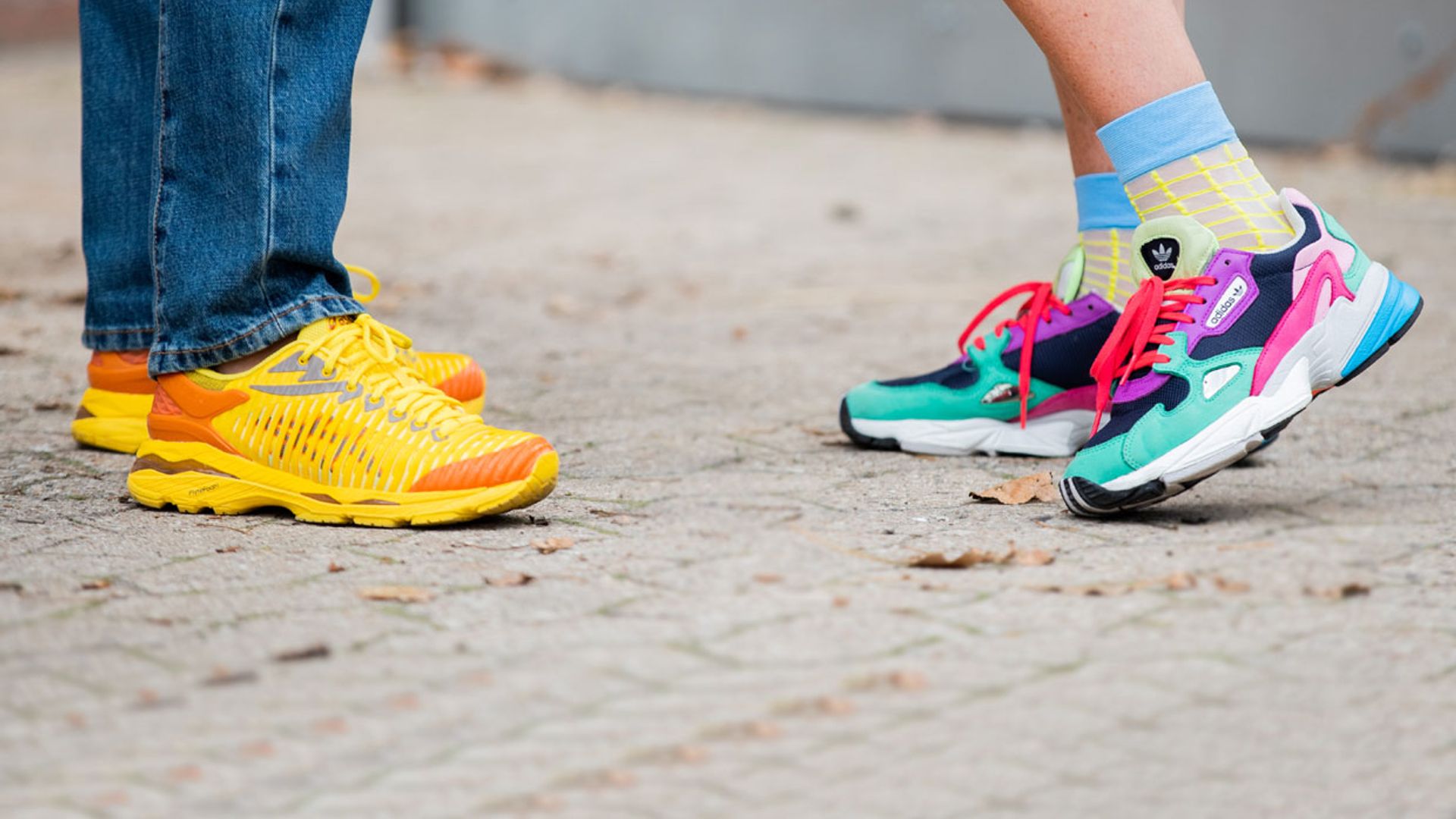 Realza tus estilismos de verano con estas zapatillas de colores que combinan con todo