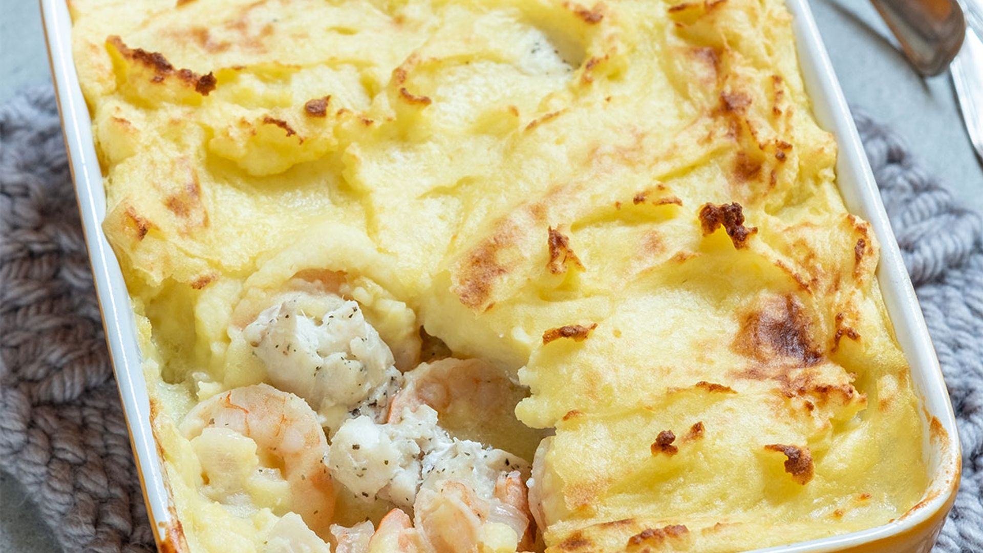 Pastel de patata con gambas y merluza