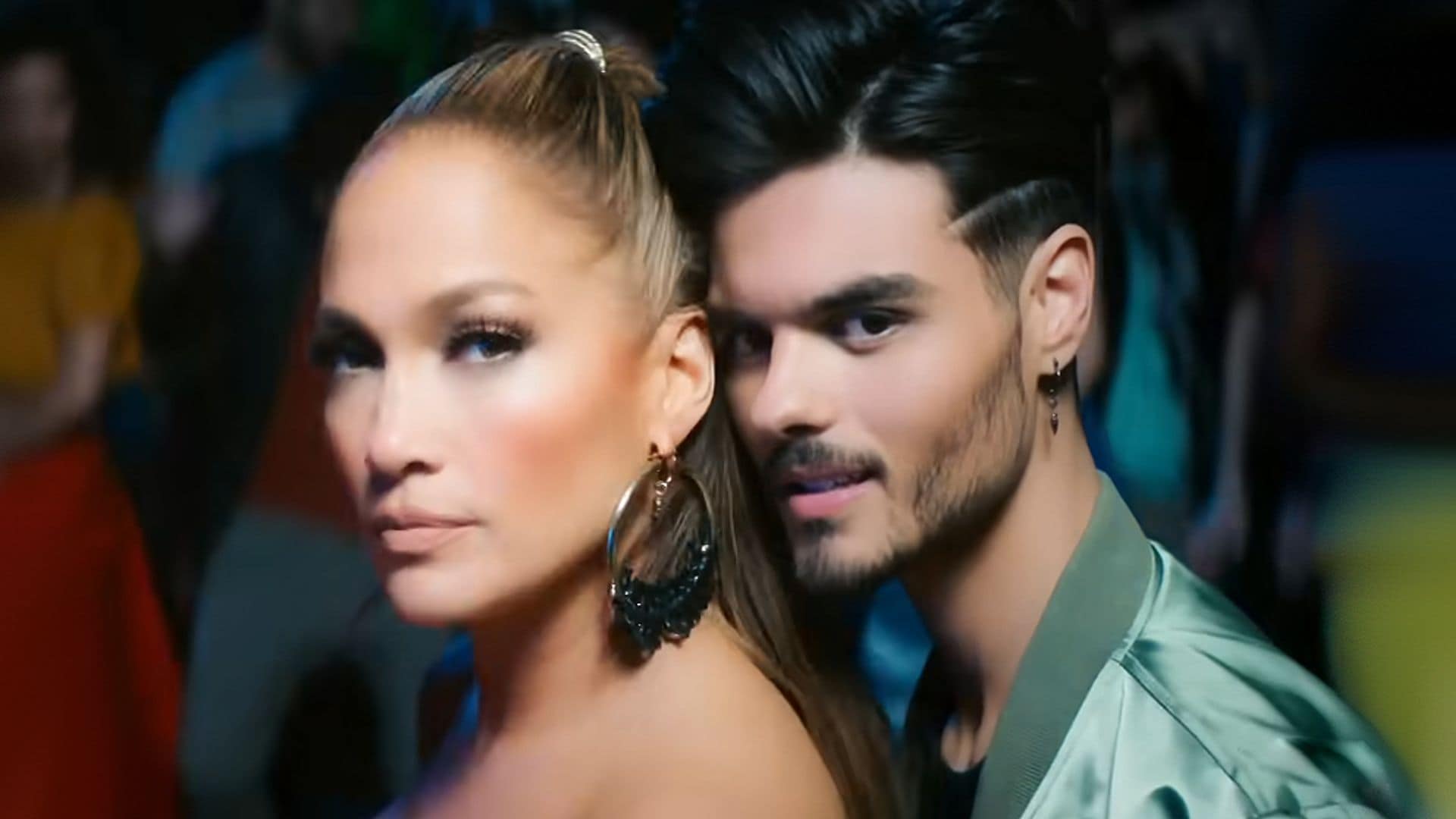 Jennifer Lopez y Abraham Mateo en el videoclip de "Se acabó el amor" en 2018