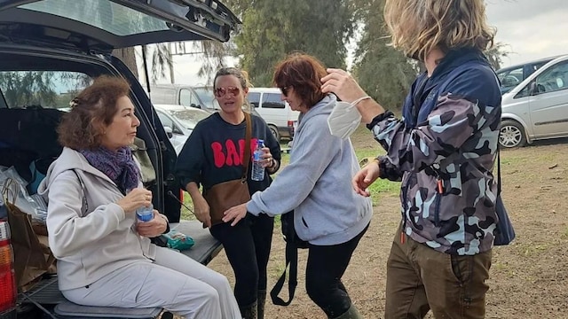 Plano medio de Ana Rosa Quintana trabajando con compañeras de televisión en la DANA de Valencia
