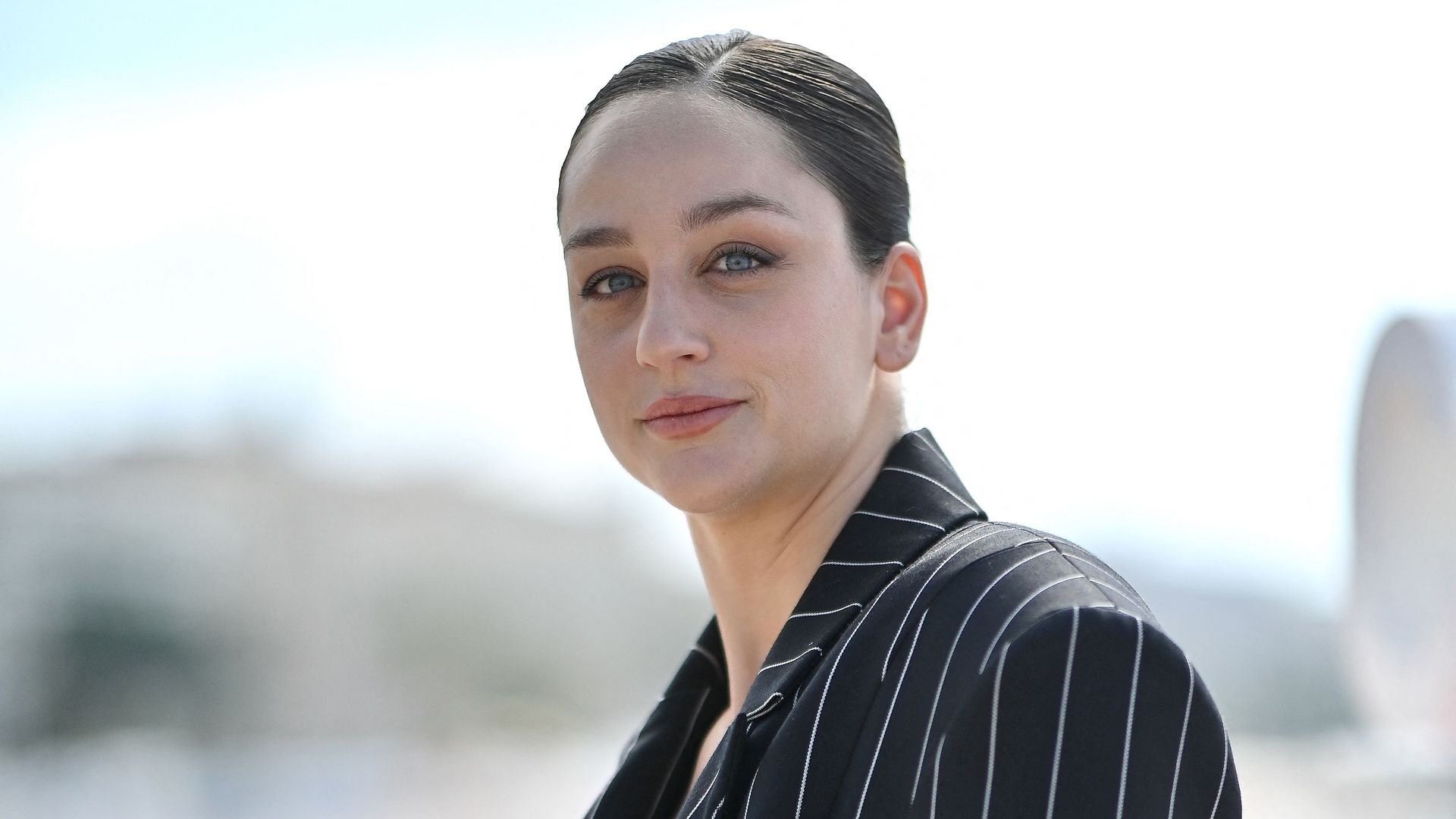 Laura Weissmahr posa durante el photocall de 'Se tiene que morir mucha gente' en la novena edición del festival Canneseries, celebrado en Cannes (Francia) el 25 de abril de 2026