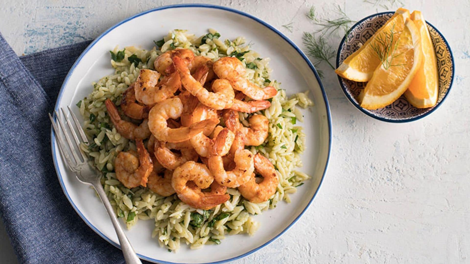 Gambas marinadas sobre orzo con hierbas aromáticas y naranja con ensalada de col