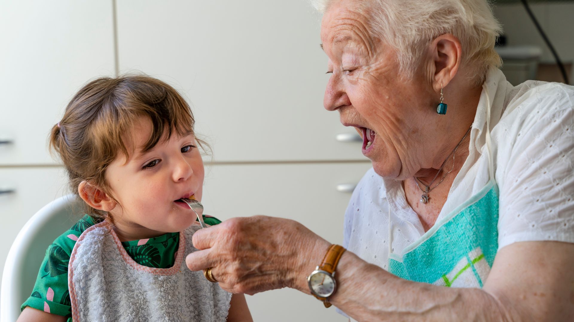 Abuela cuida a su nieta