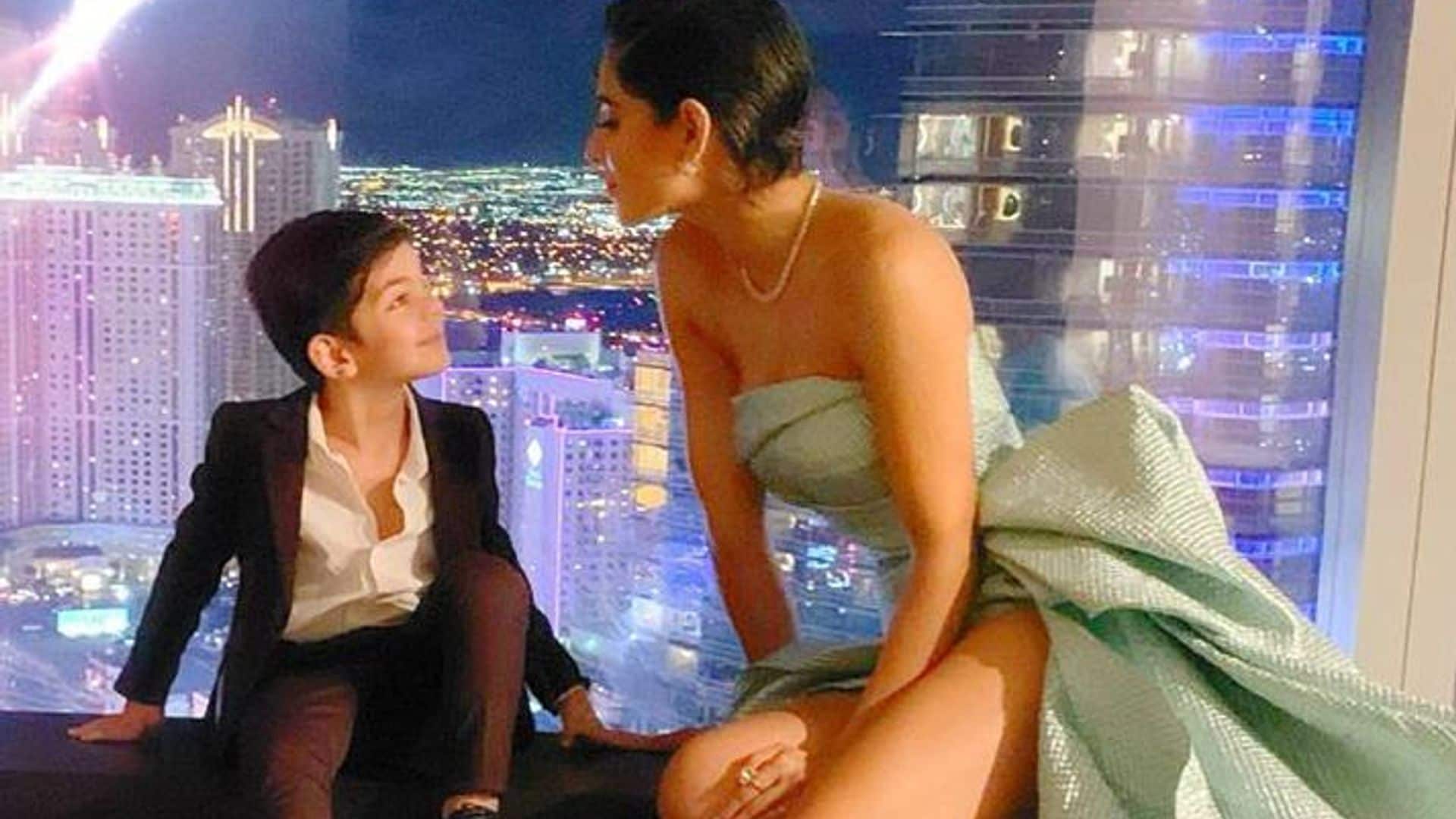 Matteo, el hijo de Alejandra Espinoza, presenta a su 'hermano' Aquiles