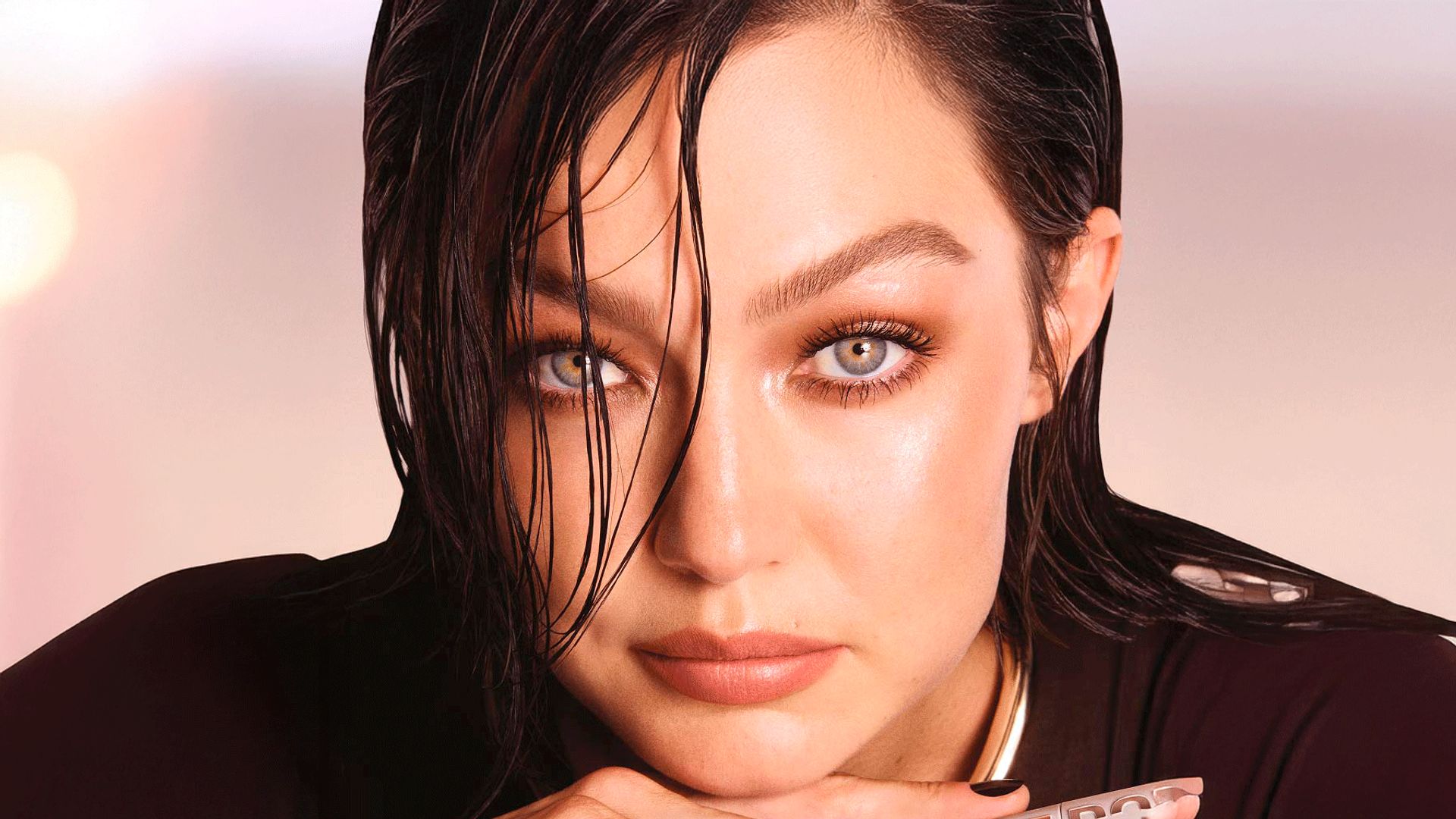 Gigi Hadid con el pelo negro en la campaña de la máscara que Maybelline ha lanzado en enero de 2026