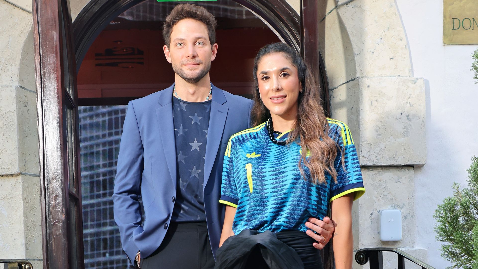 Gabriel Coronel y Daniela Ospina, los anfitriones de CASA ¡HOLA! at Donatella