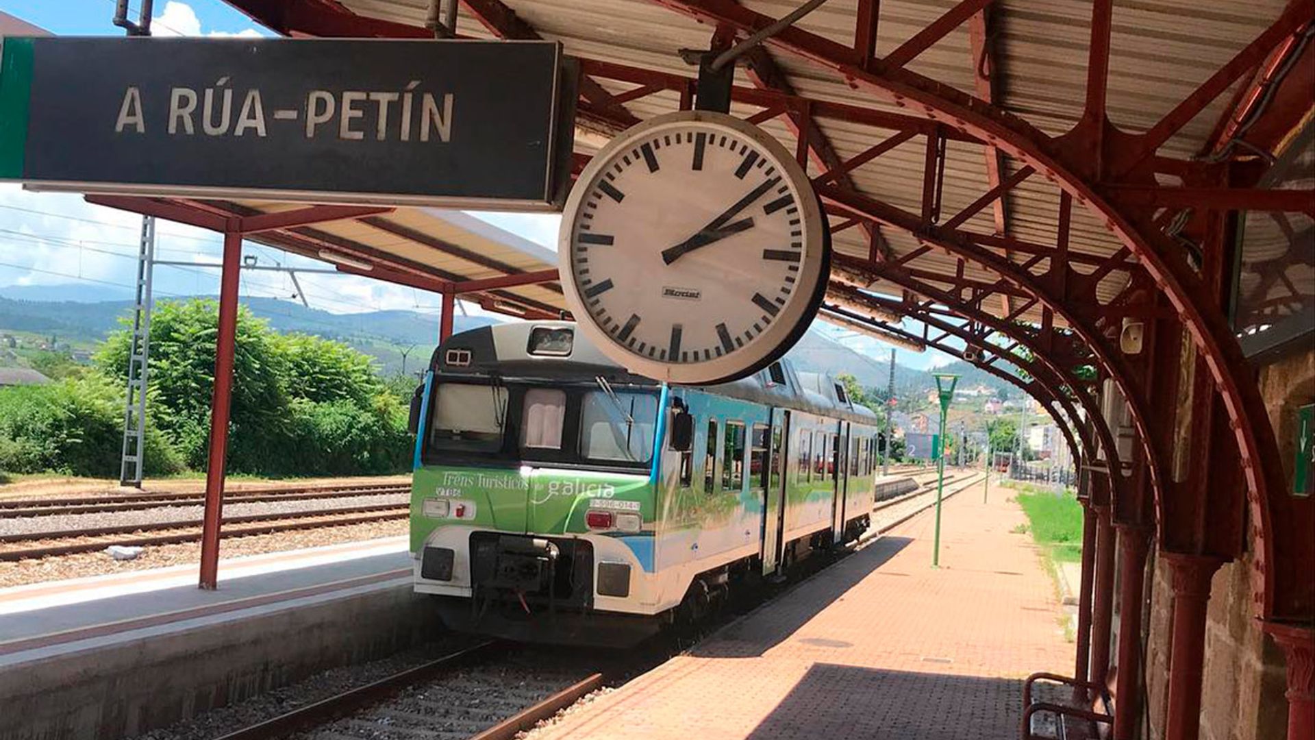 Galicia en tren turístico entre camelias y catas de cerveza