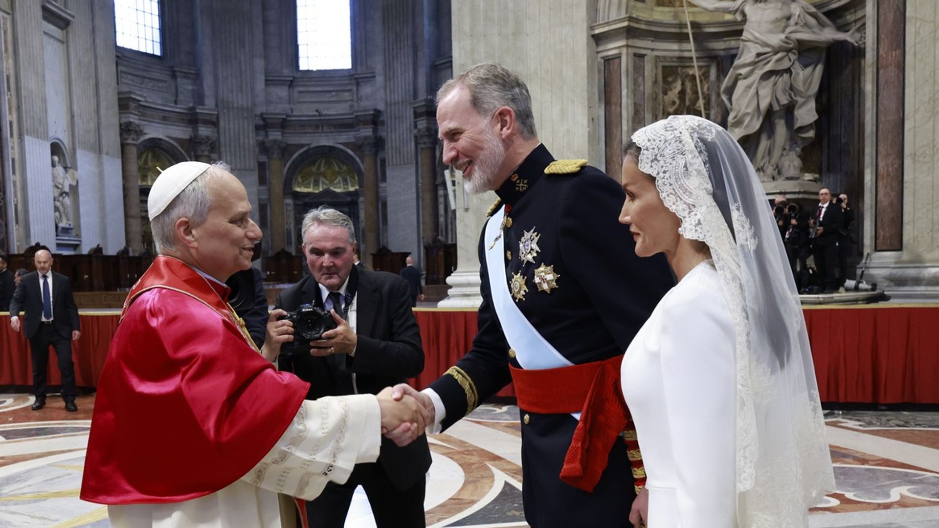 Los reyes Felipe y Letizia vuelven al Vaticano: de su primera vez recién casados a su encuentro con León XIV en la misa inaugural como Papa