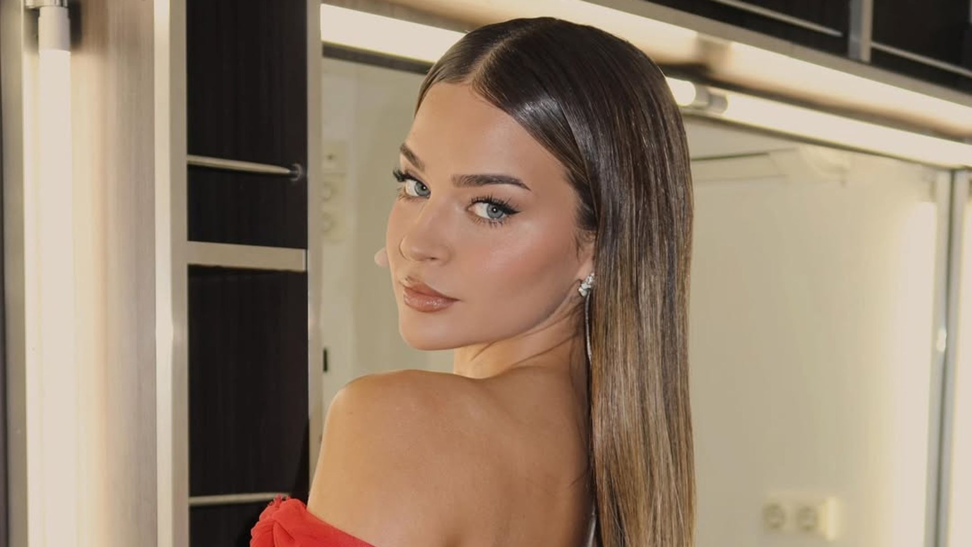 Laura Escanes con vestido de espalda descubierta
