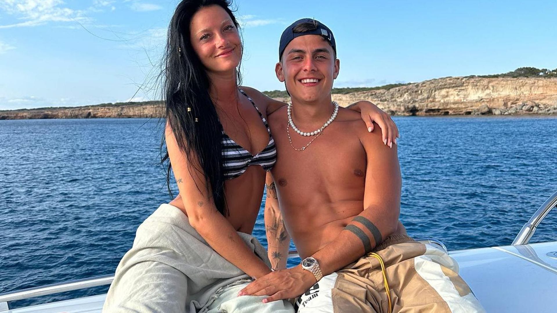 A casi nada de su quinto aniversario, Oriana Sabatini y Paulo Dybala pasean su amor por Ibiza