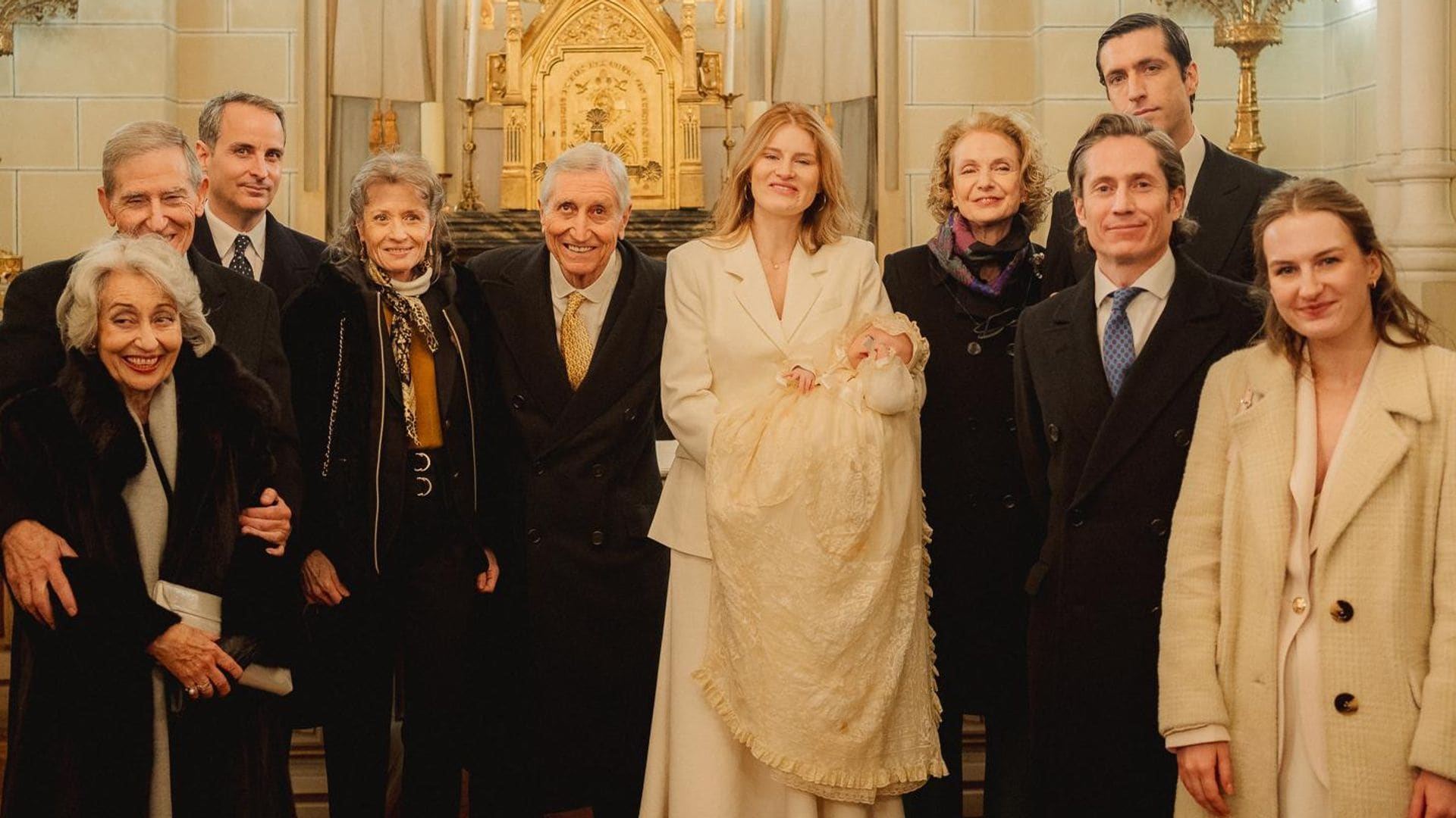 La familia reunida en un día significativo