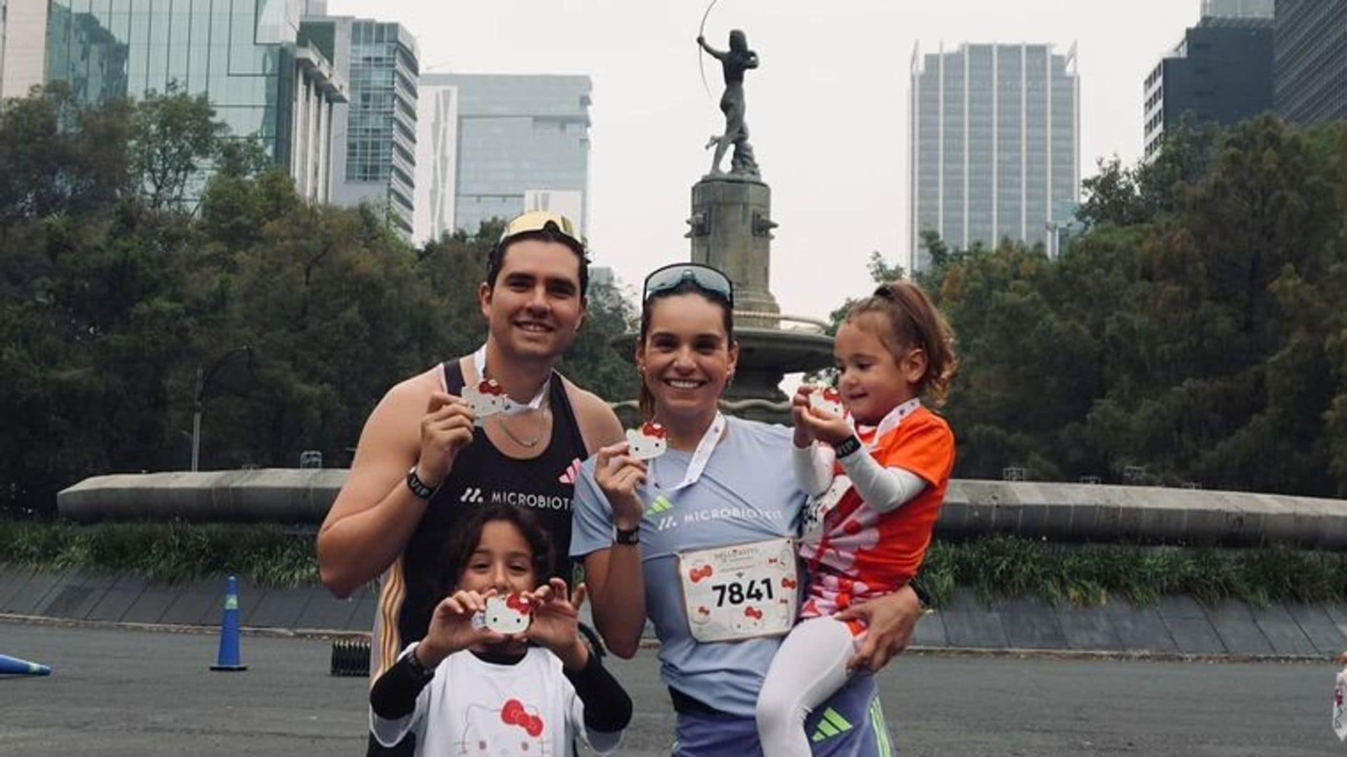 Tania Rincón y su familia Carrera Hello Kity