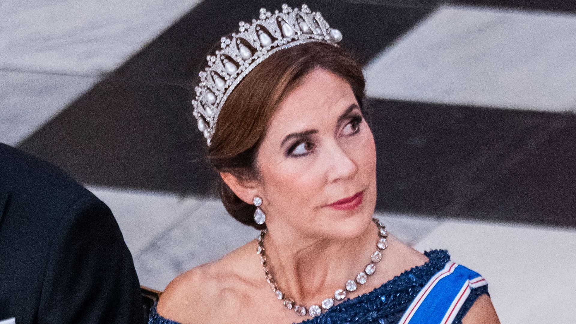 Imagen de la reina Mary junto a la tiara de perlas