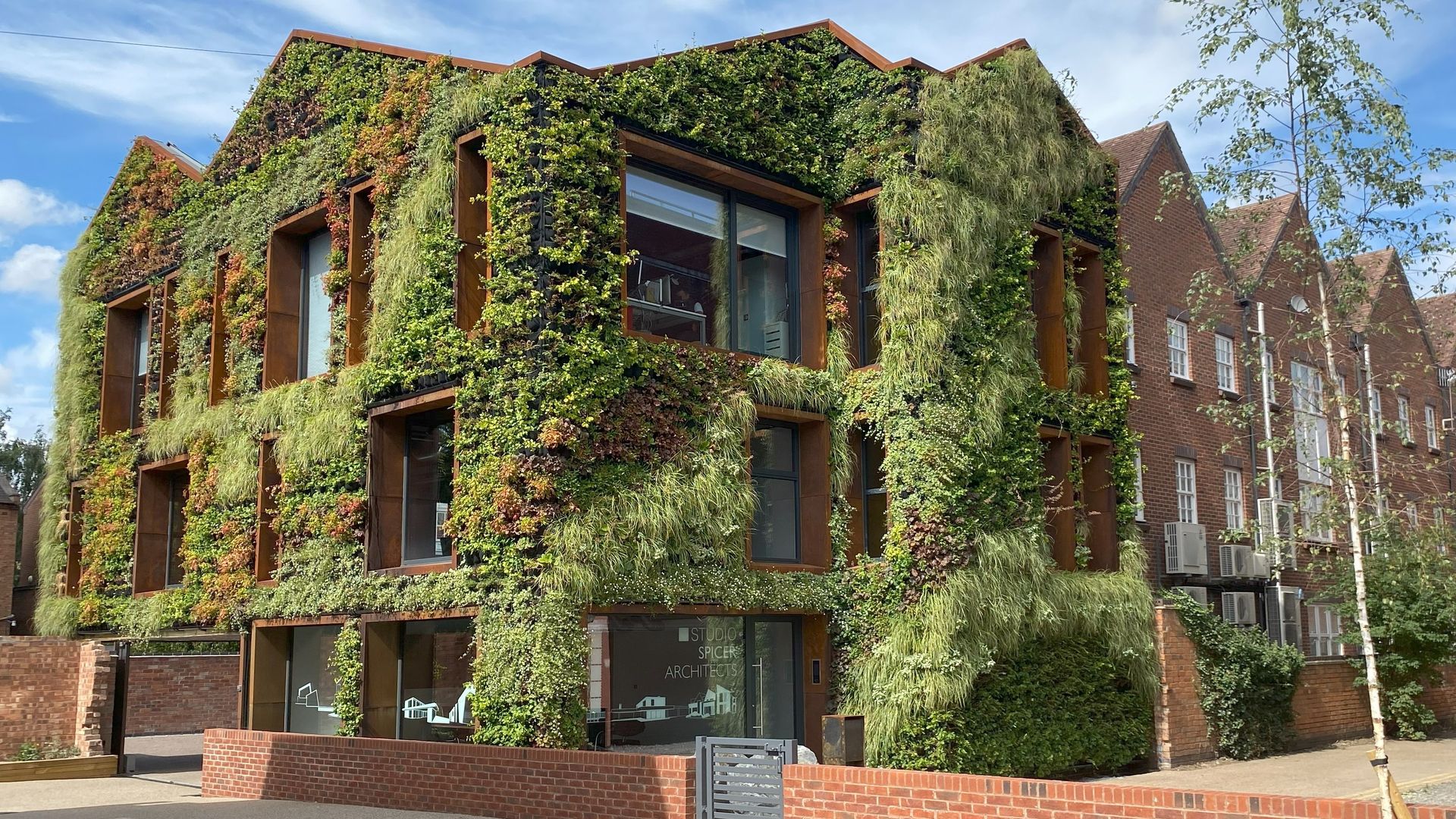 Fernando Hidalgo, arquitecto, revela cómo una fachada vegetal reduce el consumo energético: "La clave está en diseñar riegos inteligentes"