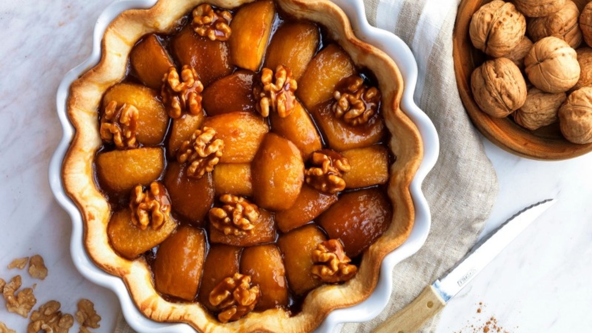 Tarta 'tatin' especiada con nueces