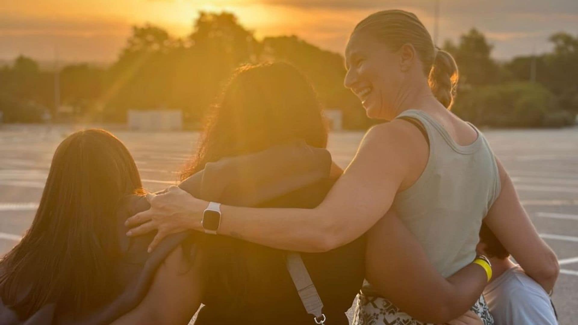 Anne Igartiburu disfruta del verano con sus tres hijos: 'Gracias por guiarme con un abrazo cuando estoy perdida'