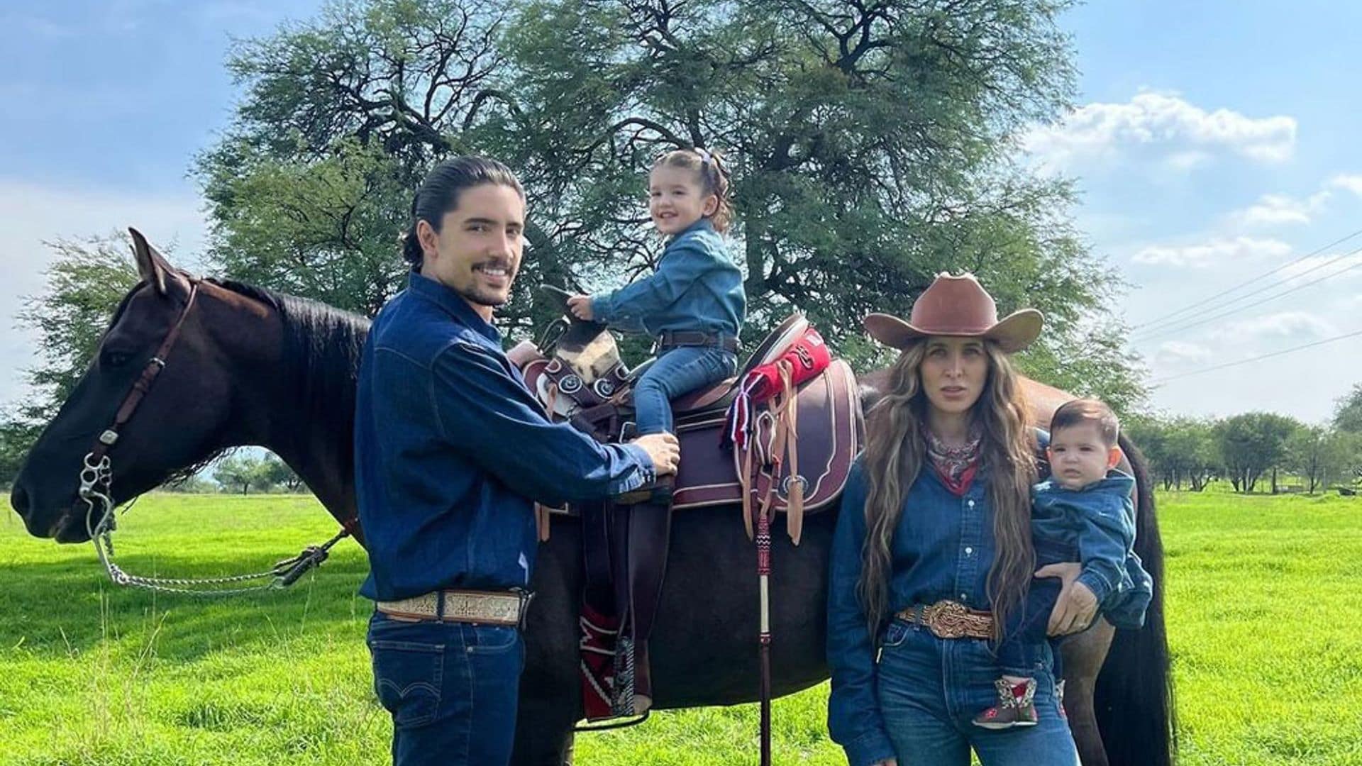 Alex Fernández reaparece junto a su familia, tras su accidente en la nieve
