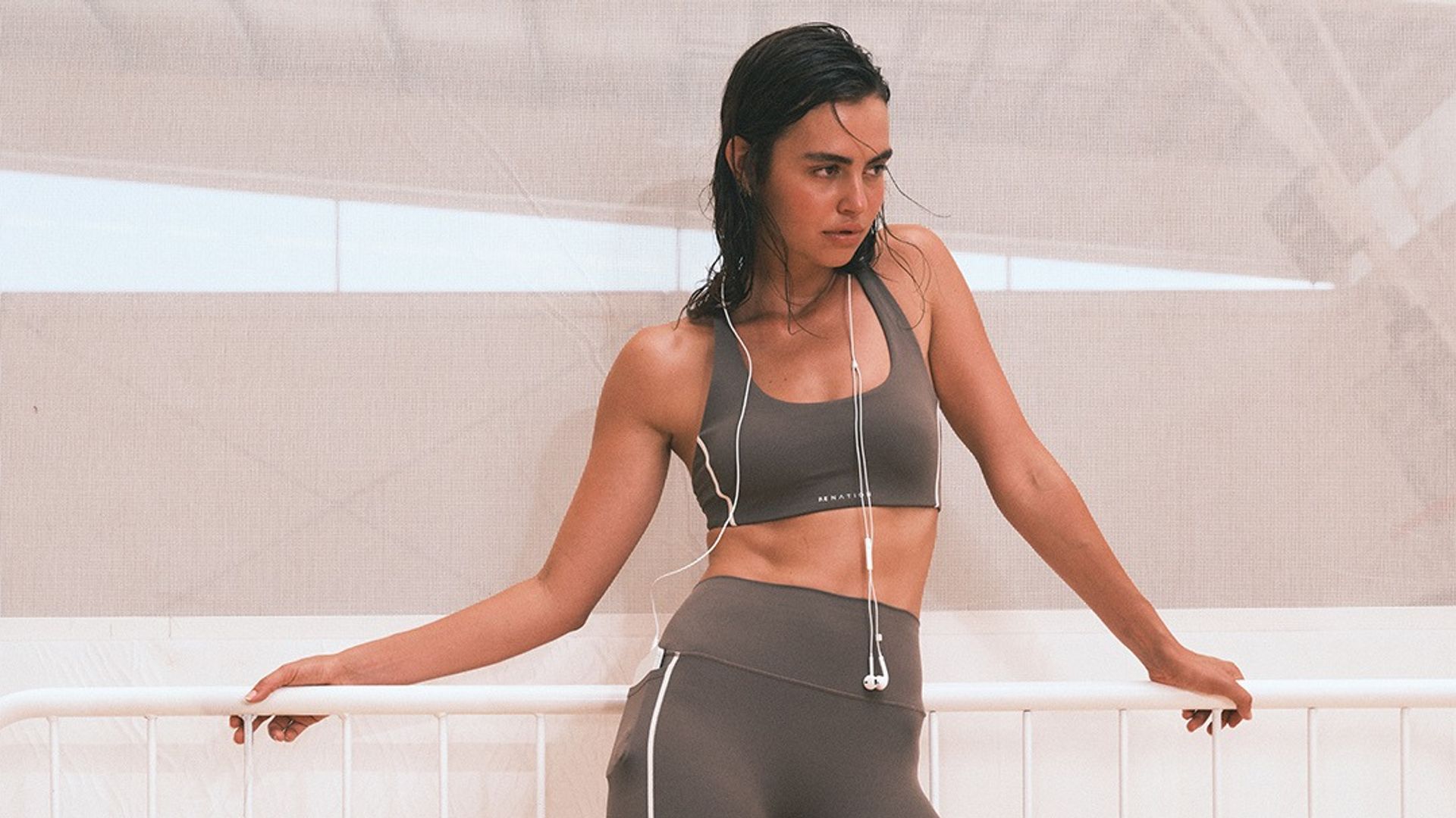 Mujer con ropa deportiva sudada tras hacer deporte
