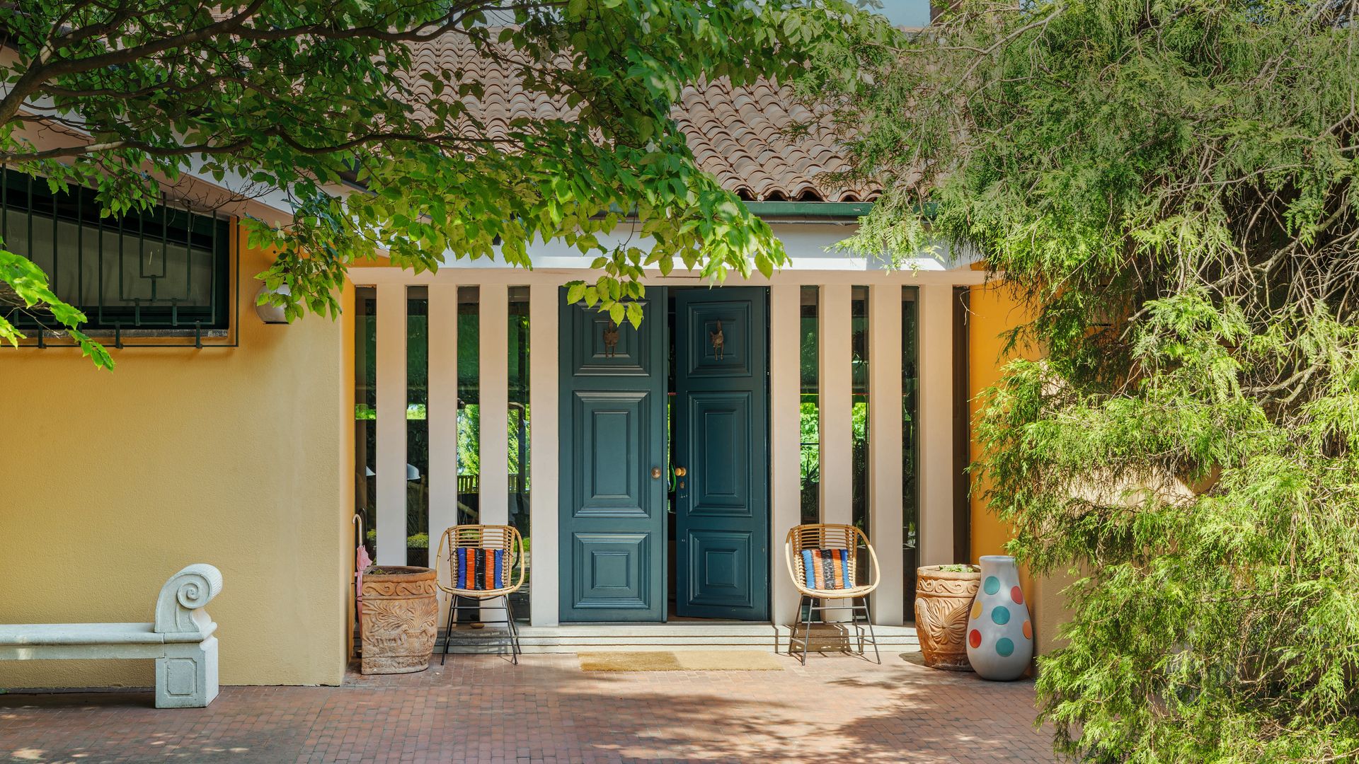 Una casa que ha transformado muy poco, que está rodeada de árboles frondosos y que, además, se encuentra muy cerca de su anterior vivienda, que compartía con su exmarido. Una vivienda ideal y cómoda para los niños, llena de arte y muy bien conectada con Milán, donde tiene su trabajo y su vida social