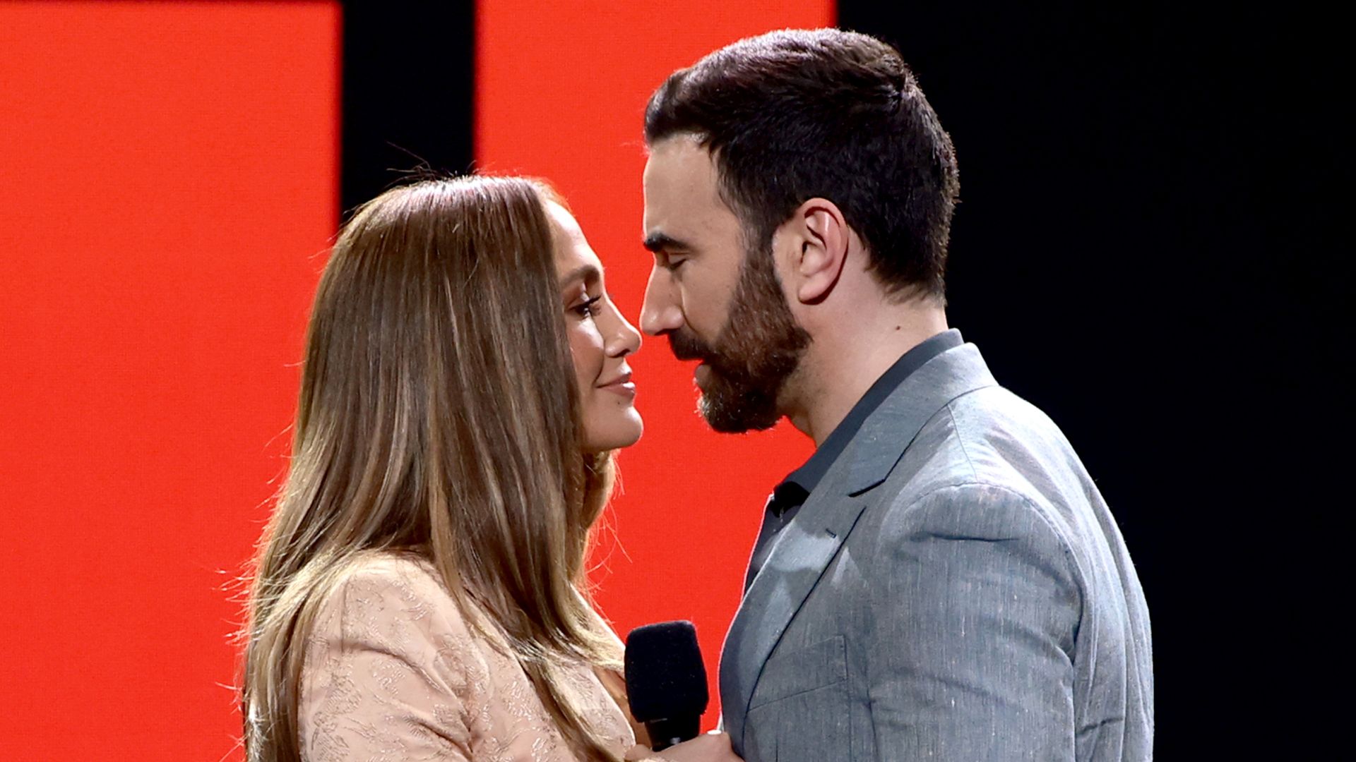 Jennifer Lopez y Brett Goldstein en un evento de Netflix en Nueva York el 13 de mayo de 2026